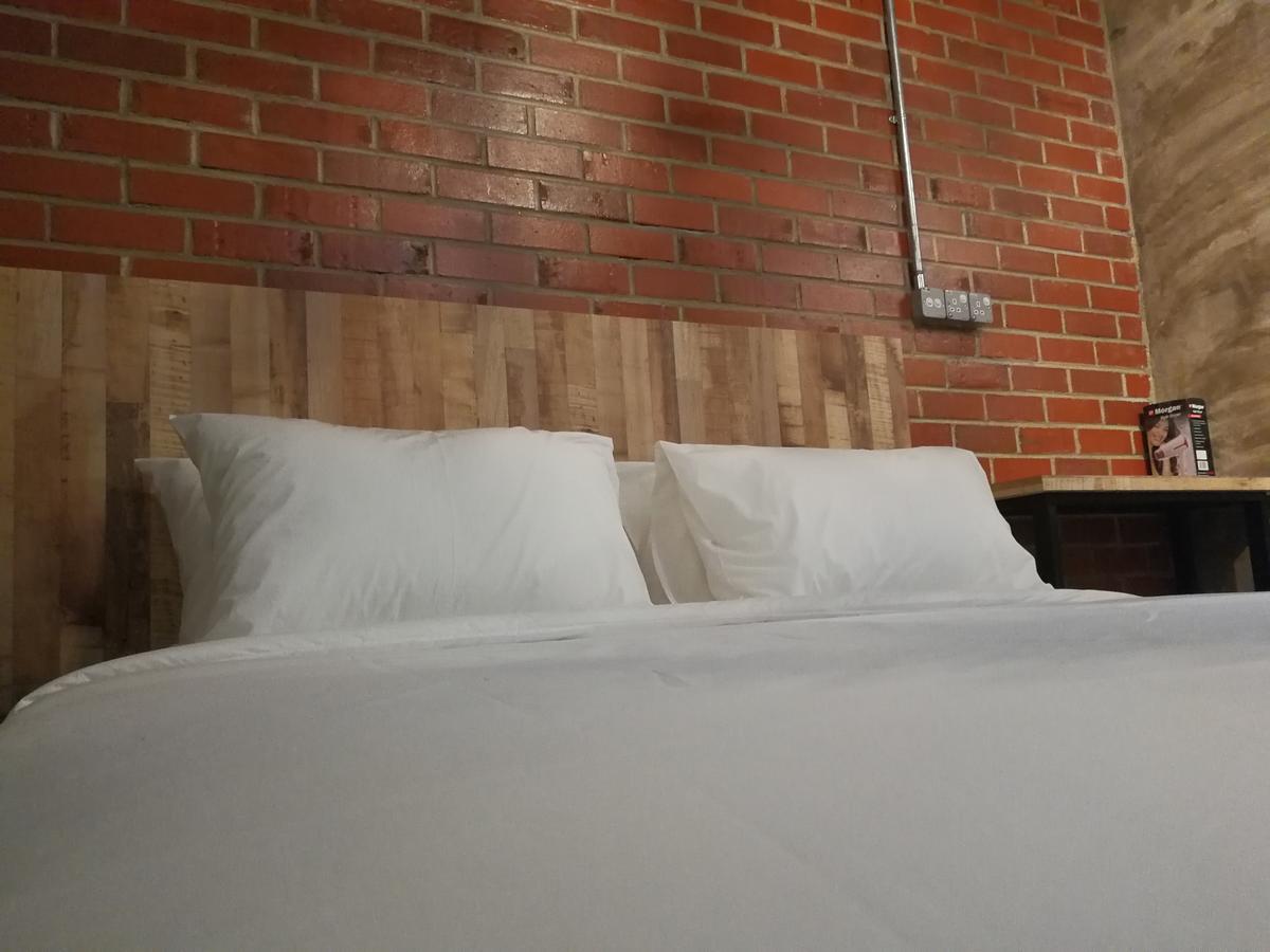 The Rise Room Kuala Terengganu Dış mekan fotoğraf A bed with two pillows