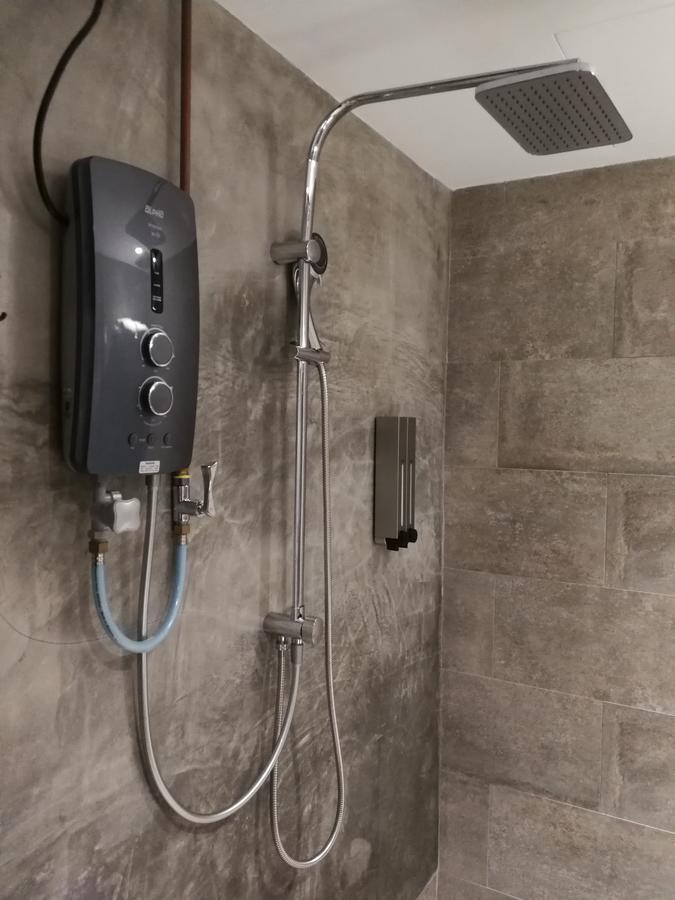 The Rise Room Kuala Terengganu Dış mekan fotoğraf A shower with a shower heater
